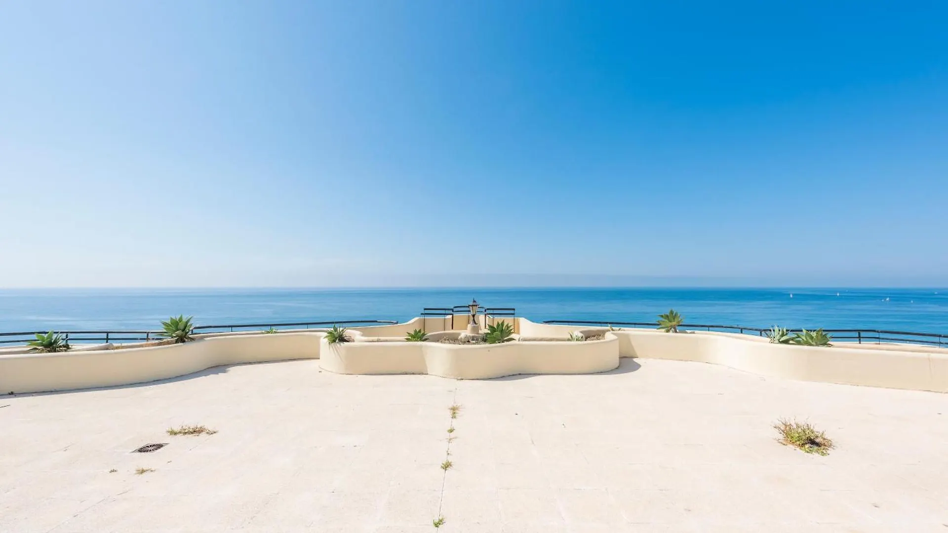 Front Line Beach In Marbella 0*,  Španělsko